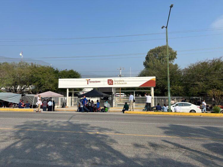 Profesores del SNTE toman instalaciones de la SET | Foto : Josué Escamilla