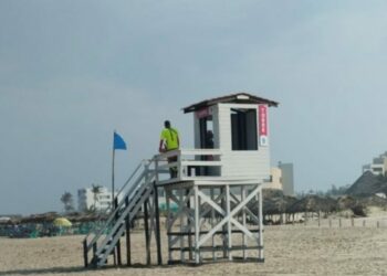 Llama Turismo a respetar los colores de bandera en playa