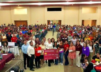 Refrenda Alcaldesa Carmen Lilia compromiso con la educación: Inicia entrega de becas