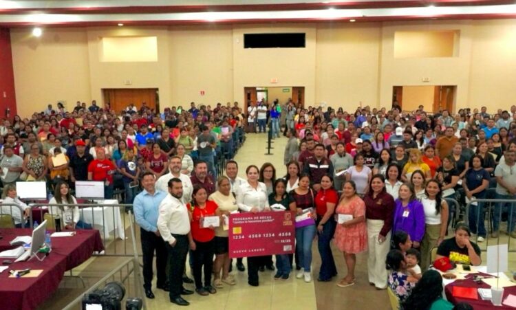 Refrenda Alcaldesa Carmen Lilia compromiso con la educación: Inicia entrega de becas