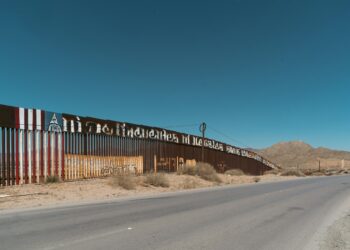 México envía nota diplomática a EE.UU. por base militar en la frontera. Foto de Alejandro Cartagena para Unsplash