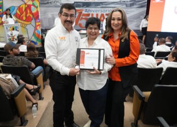 Entrega el rector Dámaso Anaya reconocimientos a jubilados del SUTUAT