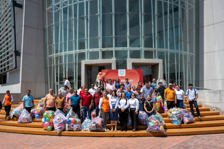 Alegrando corazones, la UAT entrega juguetes a la niñez tamaulipeca