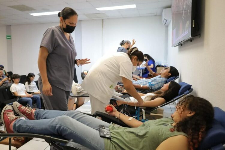 Colaboran estudiantes de la UAT en campaña altruista para la donación de sangre