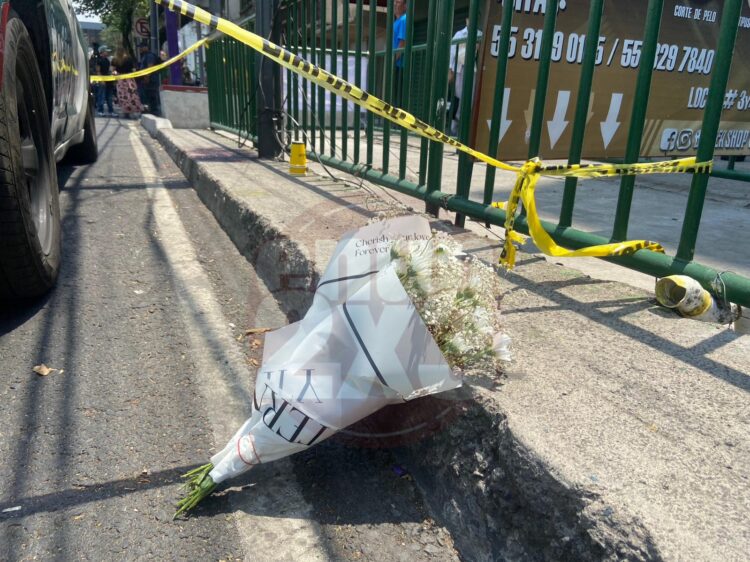 Flores en el lugar de los hechos del asesinato de Ximena Guzmán y José Muñoz