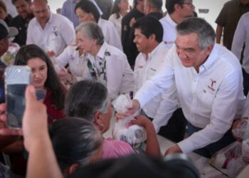 Cumplen Américo y María de Villarreal a las familias de Jaumave