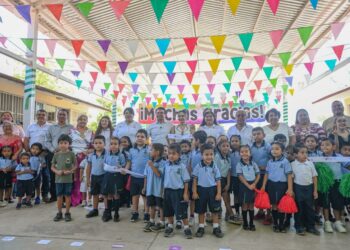 Entrega alcalde techumbre a Jardín de Niños América