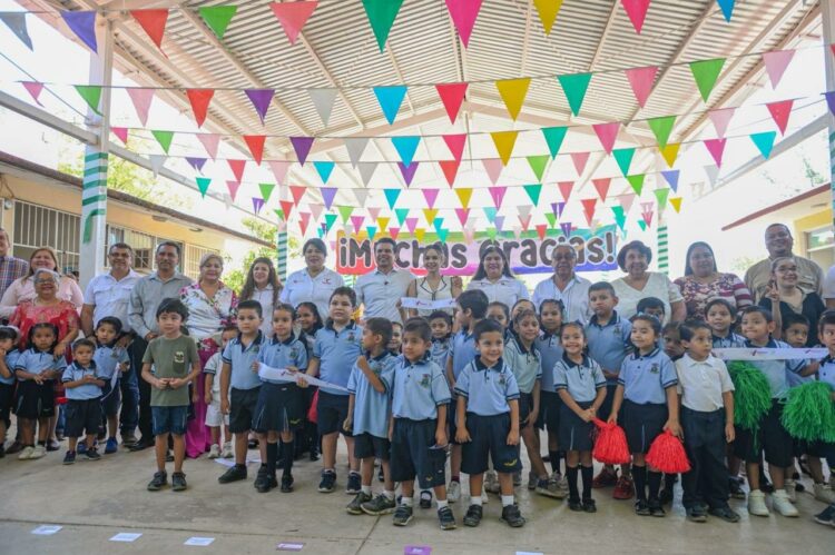 Entrega alcalde techumbre a Jardín de Niños América