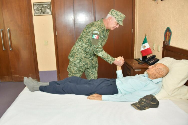 El domingo 4 de mayo falleció César Maximiliano Gutiérrez Marín, el héroe y veterano de la Fuerza Aérea Mexicana y último sobreviviente del Escuadrón 201, unidad que participó en la Segunda Guerra Mundial. Foto de Defensa