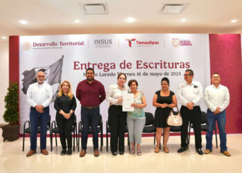 TRES NIVELES DE GOBIERNO Entregan escrituras a cien familias neolaredenses