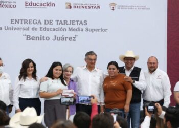 Atestigua Américo entrega de becas y destaca apoyo de la presidenta Claudia