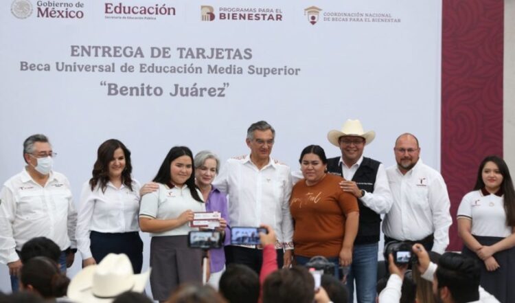 Atestigua Américo entrega de becas y destaca apoyo de la presidenta Claudia