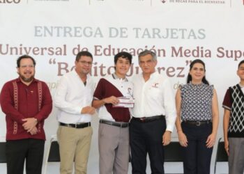 Entrega gobernador a estudiantes de la zona sur becas federales “Benito Juárez”