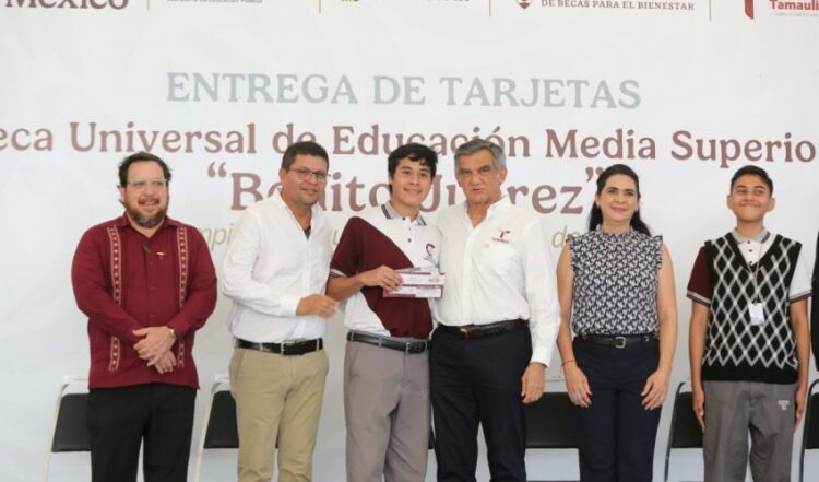 Entrega gobernador a estudiantes de la zona sur becas federales “Benito Juárez”