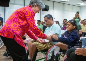 DIF Tamaulipas, Vida Independiente y Oxxo entregan sillas de ruedas a personas con discapacidad