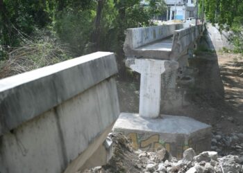 Supervisa alcalde avance de reparación de puente peatonal