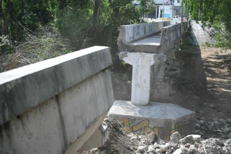 Supervisa alcalde avance de reparación de puente peatonal