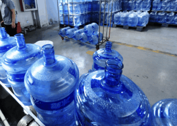 Intensifican inspecciones a expendios de agua y hielo por altas temperaturas. Foto de Bebbia