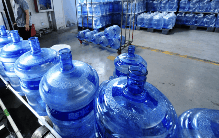 Intensifican inspecciones a expendios de agua y hielo por altas temperaturas. Foto de Bebbia