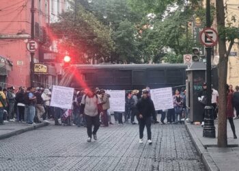 CNTE impide a periodistas y funcionarios ingresar a Palacio Nacional. Foto de Judith Sánchez Reyes