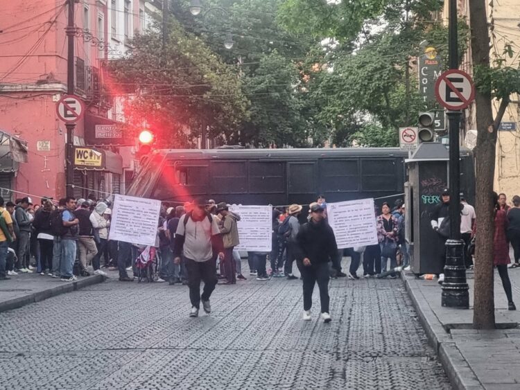 CNTE impide a periodistas y funcionarios ingresar a Palacio Nacional. Foto de Judith Sánchez Reyes