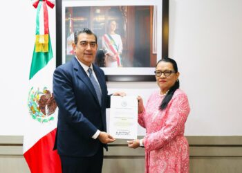 Entregan a Sergio Salomón nombramiento como nuevo titular del INM. Foto de X Rosa Icela Rodríguez