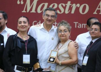 Refrenda Américo alianza con maestros; entrega 284 condecoraciones