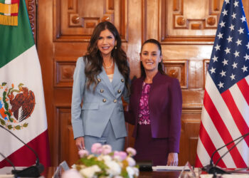 Kristin Noem con Claudia Sheinbaum