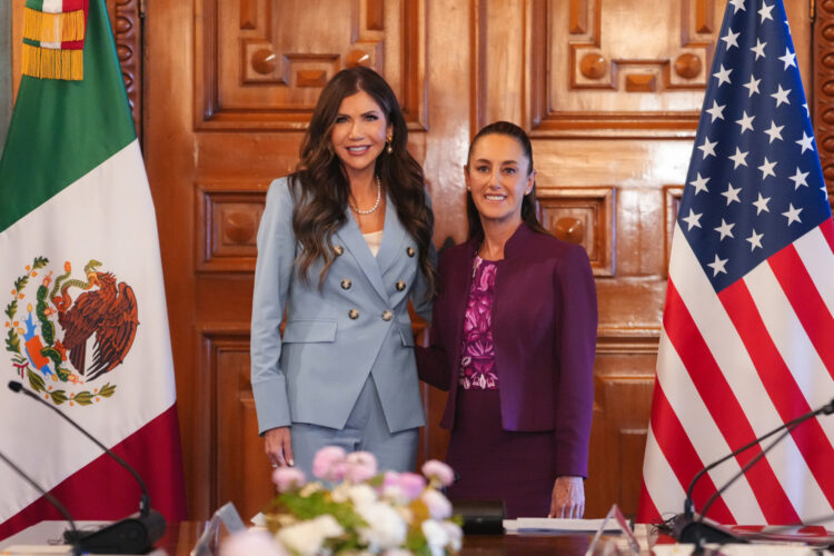 Kristin Noem con Claudia Sheinbaum