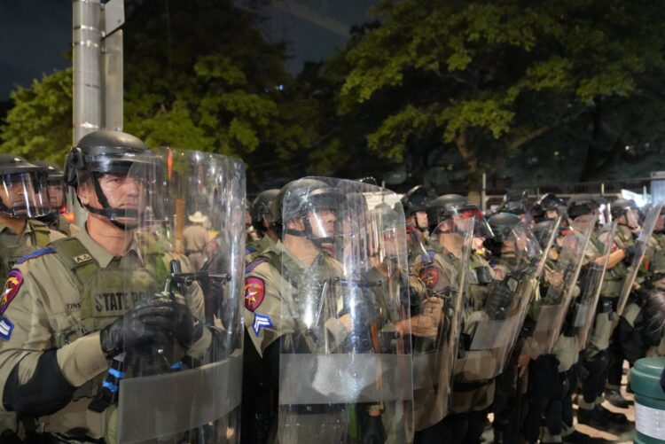Texas suma más de 7 mil efectivos contra protestas migrantes