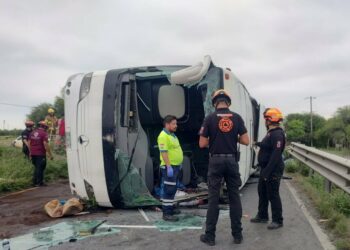 Volcadura de autobús que viajaba a Tampico deja al menos 11 muertos en NL. Foto de Protección Civil Nuevo León