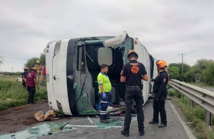 Volcadura de autobús que viajaba a Tampico deja al menos 11 muertos en NL. Foto de Protección Civil Nuevo León