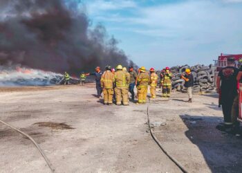 Presentarán denuncia por quema de llantas en Reynosa. Foto de Protección Civil y Bomberos de Río Bravo