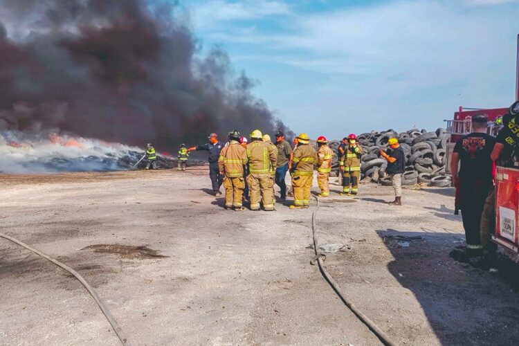 Presentarán denuncia por quema de llantas en Reynosa. Foto de Protección Civil y Bomberos de Río Bravo