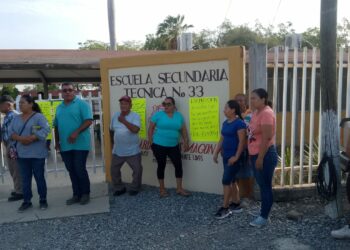 Exigen a la SET garantizar profesores en la secundaria Técnica 33 en Los Aztecas. Foto Especial