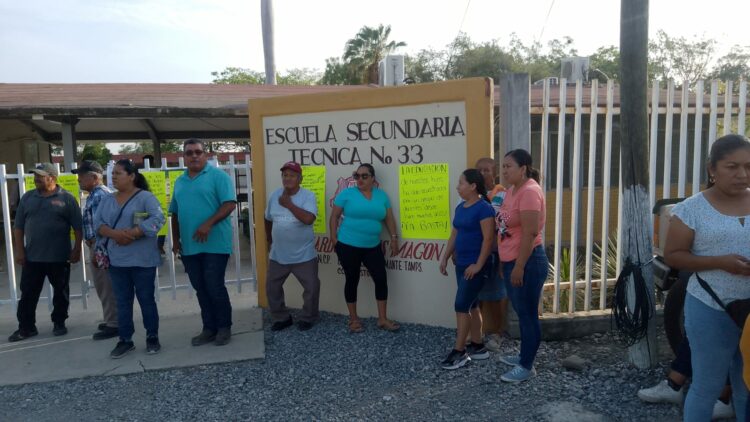 Exigen a la SET garantizar profesores en la secundaria Técnica 33 en Los Aztecas. Foto Especial