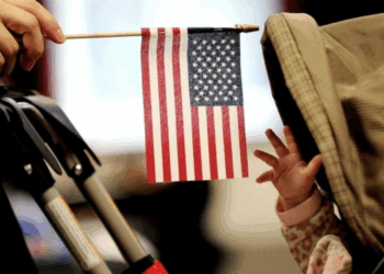 Inconstitucional de orden de Trump de eliminar ciudadanía a hijos de migrantes. Foto de CNN