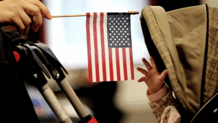 Inconstitucional de orden de Trump de eliminar ciudadanía a hijos de migrantes. Foto de CNN