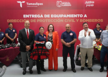 ‘Nuevo Laredo respalda a sus héroes’: Carmen Lilia Canturosas hace entrega de equipo a cuerpos de bomberos