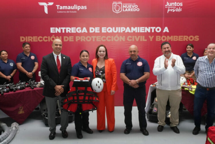 ‘Nuevo Laredo respalda a sus héroes’: Carmen Lilia Canturosas hace entrega de equipo a cuerpos de bomberos