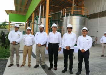 Recorre gobernador Américo Villarreal planta que transforma plásticos en combustibles en Altamira