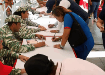 Jornada masiva de alistamenito militar en Venezuela. Foto: Leonardo Fernandez Viloria