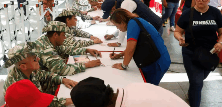 Jornada masiva de alistamenito militar en Venezuela. Foto: Leonardo Fernandez Viloria