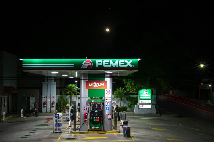 En 2027 Pemex dejará de requerir apoyo de Hacienda: Sheinbaum. Foto de Roberto Arcide para Unsplash
