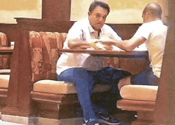 Pío López Obrador recibiendo sobres amarillos