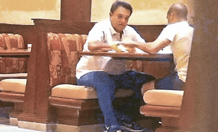 Pío López Obrador recibiendo sobres amarillos