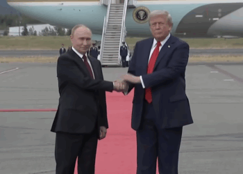 Llegan Trump y Putin a Alaska para reunión sobre Ucrania. Foto tomada de video