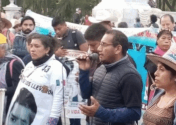 Vidulfo Rosales en marcha por los 43 de Ayotzinapa Foto: X