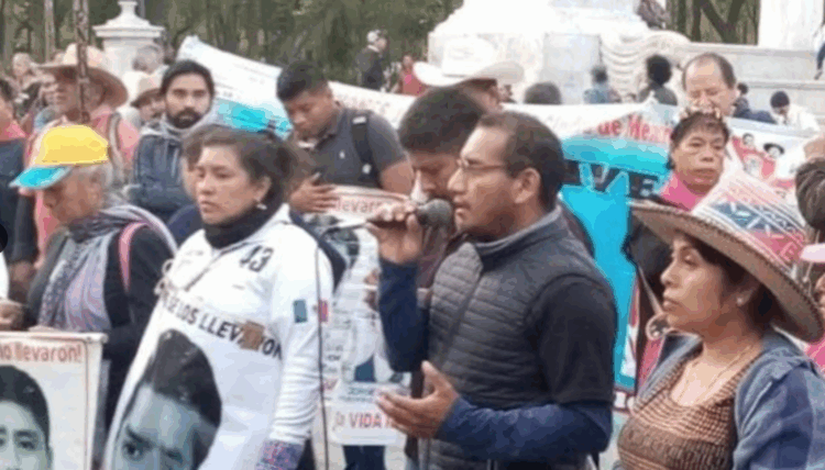 Vidulfo Rosales en marcha por los 43 de Ayotzinapa Foto: X