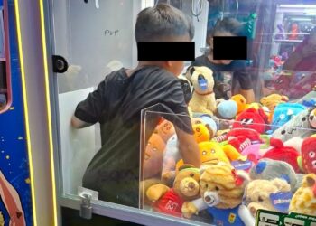 Rescatan a menor atorado en máquina de peluches en Nuevo León. Foto de Facebook